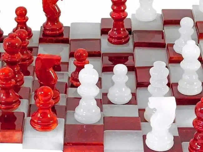 Tablero de ajedrez y juego de ajedrez 3D "rojo y blanco" en alabastro de Volterra
