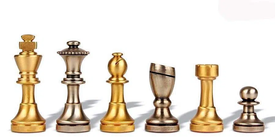 Juego de ajedrez contemporáneo de latón Staunton