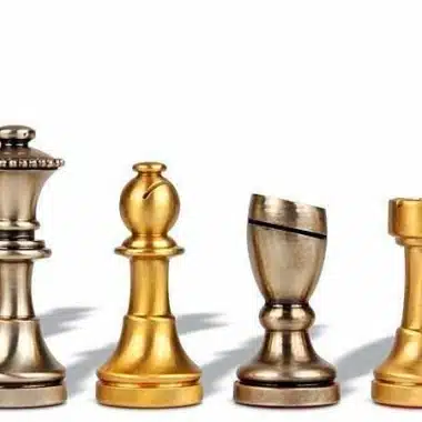 Alternative view of Juego de ajedrez Staunton Piccolo de madera de olmo y brezo y juego de ajedrez de latón macizo
