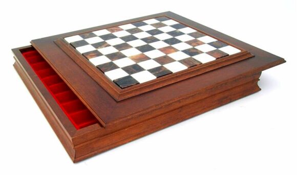 Juego "Lanzichenecchi" Tablero de ajedrez de madera maciza con compartimento de almacenamiento, tablero de alabastro toscano y juego de ajedrez de metal macizo