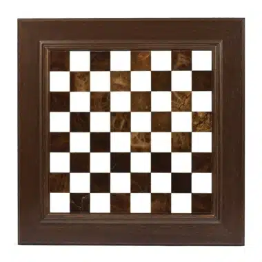 Tablero de ajedrez de madera y mármol enmarcado, vista frontal con marco marrón