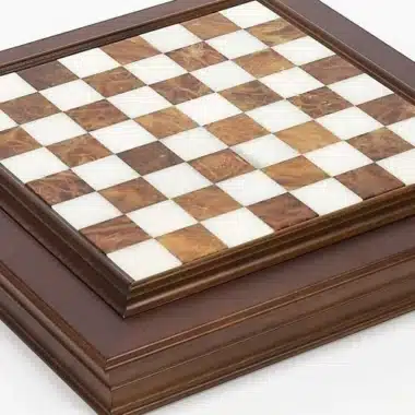 Tablero de ajedrez de madera y mármol sobre su caja de almacenamiento, vista en ángulo