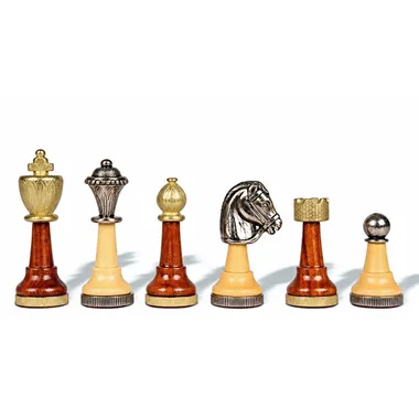 Piezas de ajedrez Classic II alineadas, acabados en madera y metal dorado y plateado