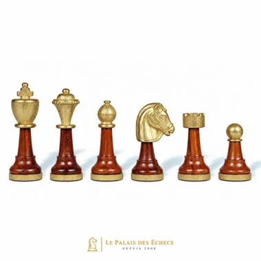 Piezas Staunton doradas de madera marrón, detalle del rey, la dama y el caballo