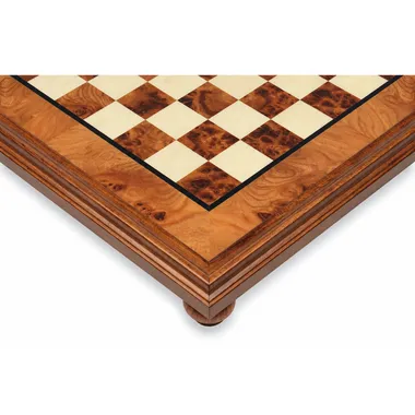 Tablero de ajedrez con pie en madera de brezo y olmo, detalle de una esquina y pie torneado