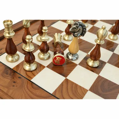 Detalle de las piezas de ajedrez Staunton de madera y metal sobre el tablero