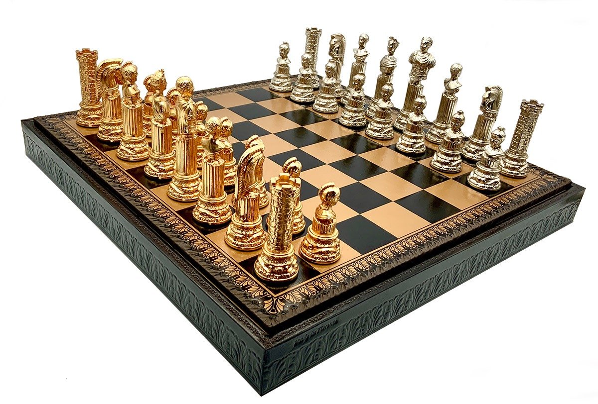 Piezas de ajedrez: 32 piezas de marfil rojo y blanco sin placa .. Número  completo de parados de un juego de ajedrez. Dieciséis con piezas de marfil  teñidas en rojo: Estas son