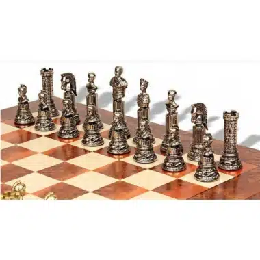Piezas de ajedrez Imperio Romano VIII plateadas sobre el tablero de olmo