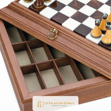 Tablero de ajedrez abierto mostrando las piezas y los compartimentos forrados en fieltro