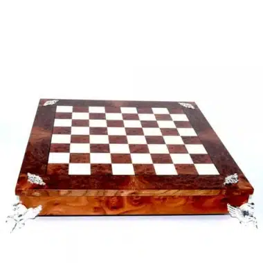 Tablero de ajedrez cerrado en madera de olmo con patas talladas y adornos plateados