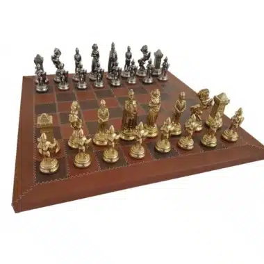 Juego de ajedrez Mary Stuart XI completo con piezas metálicas doradas y plateadas sobre tablero de cuero