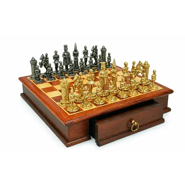 Juego de ajedrez Camelot Rey Arturo I sobre su caja de madera con cajón