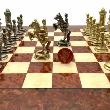 Alternative view of Conjunto Camelot Rey Arturo VI Tablero de Ajedrez de Madera de Olmo y Brezo y Juego de Ajedrez de Metal
