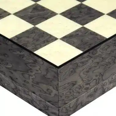 Tablero de ajedrez de madera de arce gris, detalle de la esquina con casillas de marquetería