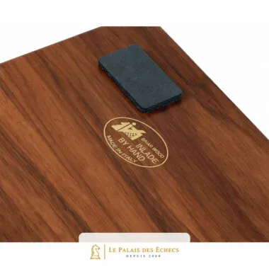 Parte inferior del tablero de ajedrez en madera con placa grabada y almohadilla de fieltro