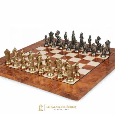 Piezas doradas del juego Mary Stuart VI alineadas sobre el tablero