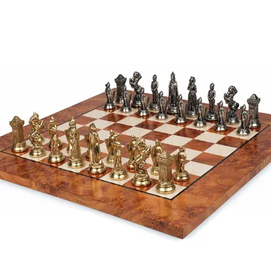 Piezas doradas del juego Mary Stuart VI alineadas sobre el tablero