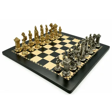 Juego de ajedrez completo Mary Stuart X sobre tablero de madera oscura, vista general