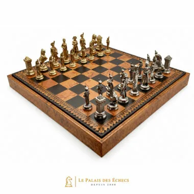 Set Grand Napoléon II con piezas de metal dispuestas sobre el tablero de madera