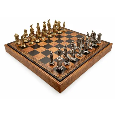 Set Grand Napoléon II con piezas de metal dispuestas sobre el tablero de madera