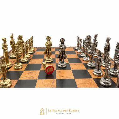 Piezas del rey y la dama Napoléon en metal vistas de cerca sobre el tablero