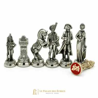 Piezas de ajedrez plateadas con motivo napoleónico y medallón Made in Italy