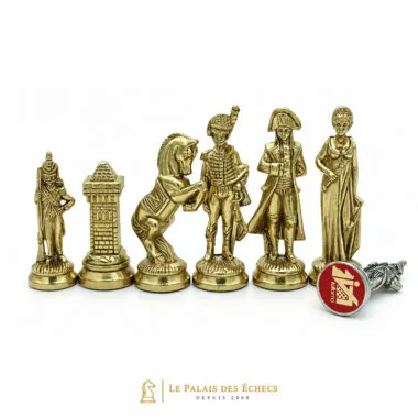 Piezas de ajedrez en metal dorado que representan soldados de la época napoleónica