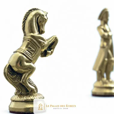 Caballo dorado en primer plano sobre el tablero, figura napoleónica al fondo