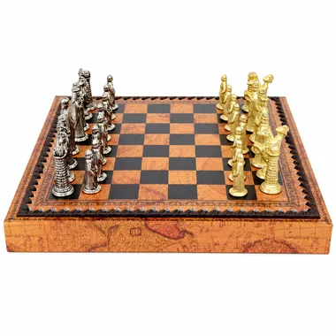 Juego de ajedrez medieval completo con tablero de símil cuero y piezas de metal macizo