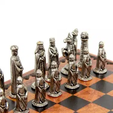 Alternative view of Juego de ajedrez medieval de cuero y juego de ajedrez de metal macizo