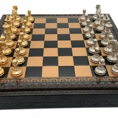 Bonito juego de ajedrez en forma de V con almacenaje y juego de ajedrez de metal chapado en oro y plata
