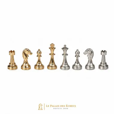 Piezas de ajedrez de metal bañado en oro y plata, vista de conjunto alineada