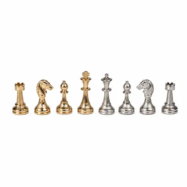 Piezas de ajedrez de metal bañado en oro y plata, vista de conjunto alineada
