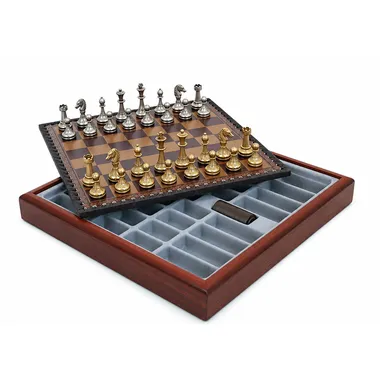 Caja abierta que muestra el tablero rojo y el compartimento interior para las piezas