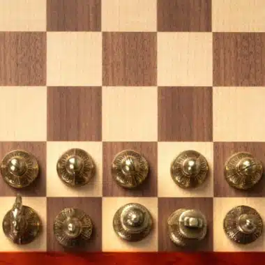 Lindo juego de ajedrez Flor XI con almacenamiento de madera de nogal y arce y juego de ajedrez de metal - Imagen 5