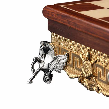 Detalle de una pata de metal plateado en forma de caballo alado
