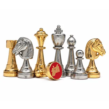 Piezas de ajedrez bañadas en oro y plata, caballos y reyes juntos