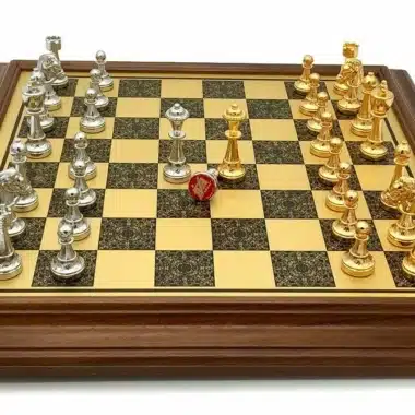 Posición de partida con piezas doradas y plateadas sobre tablero de madera