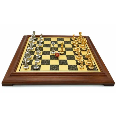 Posición de partida con piezas doradas y plateadas sobre tablero de madera