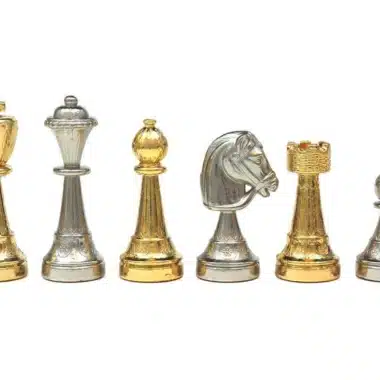 Alineación frontal de las piezas metálicas doradas y plateadas