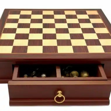 Alternative view of Conjunto Staunton Mix III Tablero de Ajedrez de Madera de Caoba y Arce con Compartimento de Almacenamiento & Juego de Ajedrez de Metal Macizo