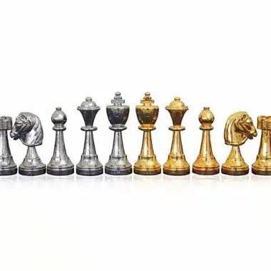 Piezas de ajedrez en metal bañado en oro y plata alineadas, rey, dama, torre, alfil, caballo