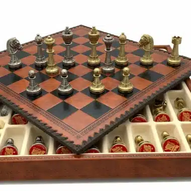 Alternative view of Juego de ajedrez de polipiel Staunton con compartimento de almacenamiento integrado y juego de ajedrez de metal sólido