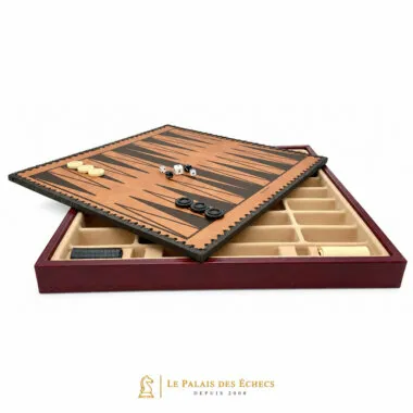 Tablero volteado mostrando el backgammon burdeos y negro con dados y fichas