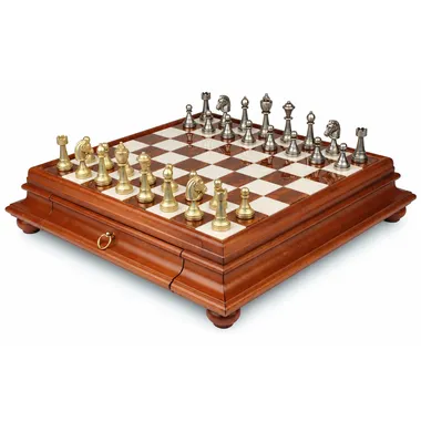 Set Staunton Mix IV sobre caja de madera con piezas metálicas doradas y plateadas
