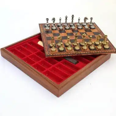 Alternative view of Tablero de ajedrez con flores y juego de ajedrez de metal