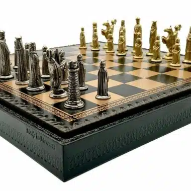 Vista cercana de la caja grabada con las piezas de metal macizo frente al rey