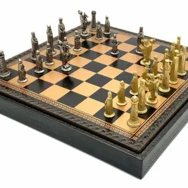 Tablero de ajedrez completo de cuero sintético con las 32 piezas medievales alineadas