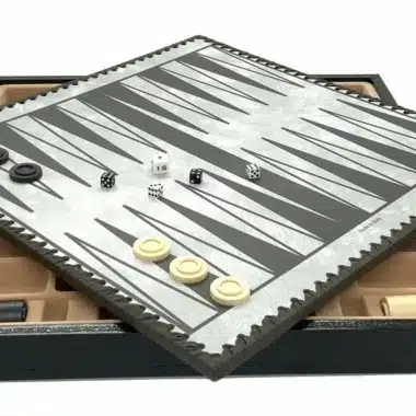 Tablero de backgammon de piel sintética gris y negra con fichas y dados en juego