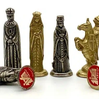 Tablero de ajedrez de madera medieval VI y juego de piezas de ajedrez de metal - Imagen 4